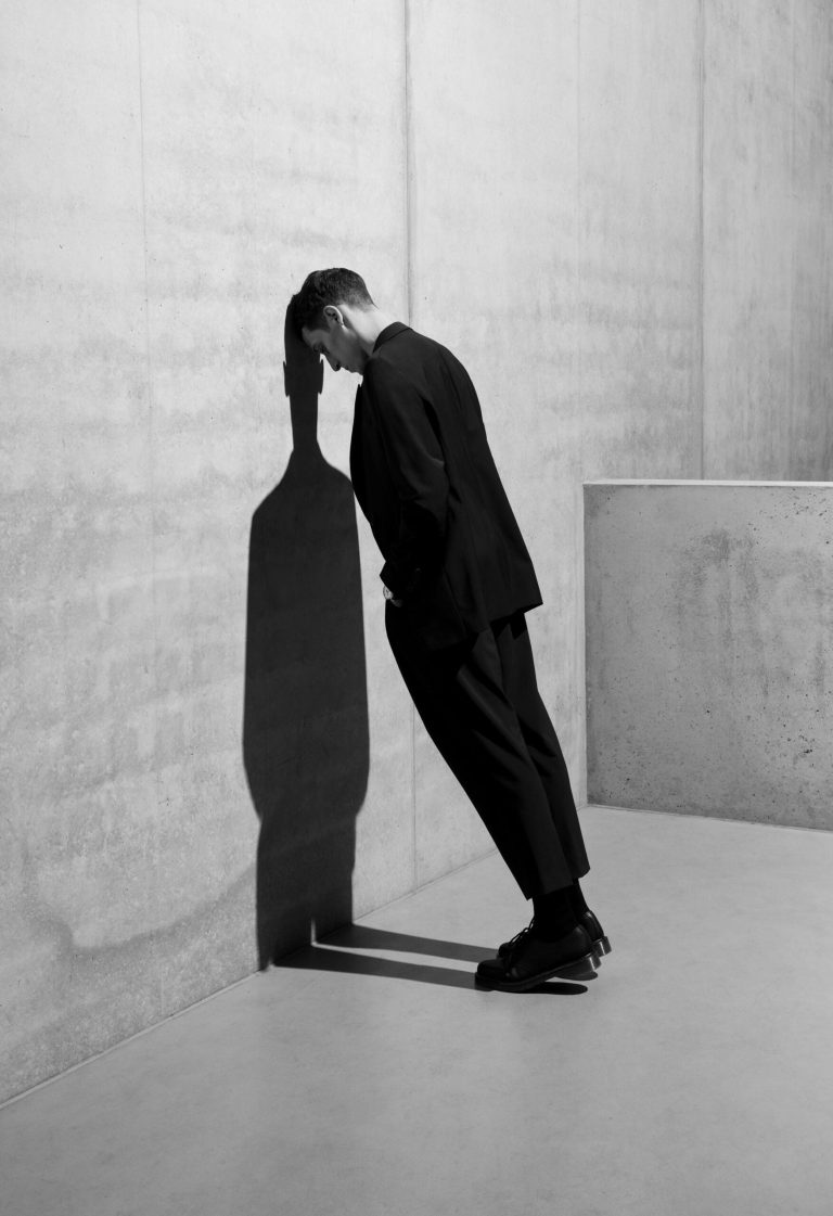 ياسين عاشور – المالينخولي السّعيد (2) – الوُجُودُ لَعِباً: تأمّلاتُ كائنٍ عابثٍ