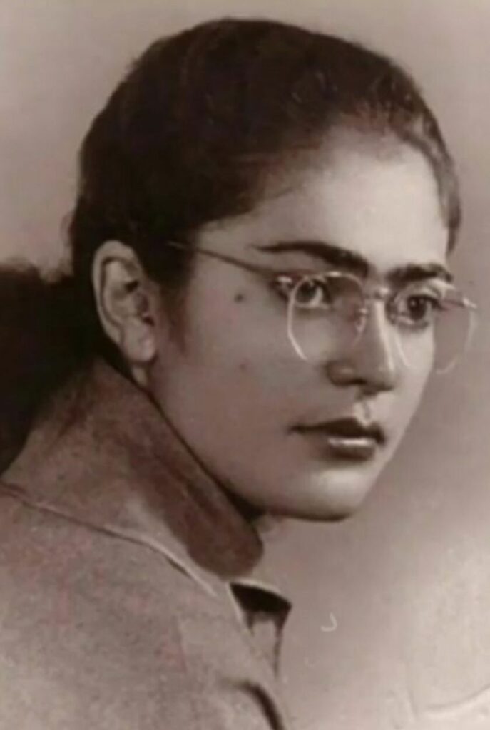 «هناك وصالٌ عظيمٌ ينتظرنا» رسائل غلام حسين ساعدي إلى طاهرة - ترجمة: مريم العطار 1 1 «هناك وصالٌ عظيمٌ ينتظرنا» رسائل غلام حسين ساعدي إلى طاهرة - ترجمة: مريم العطار
